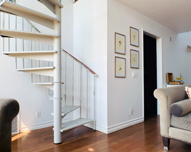 Building Photo - 707 W 4th St