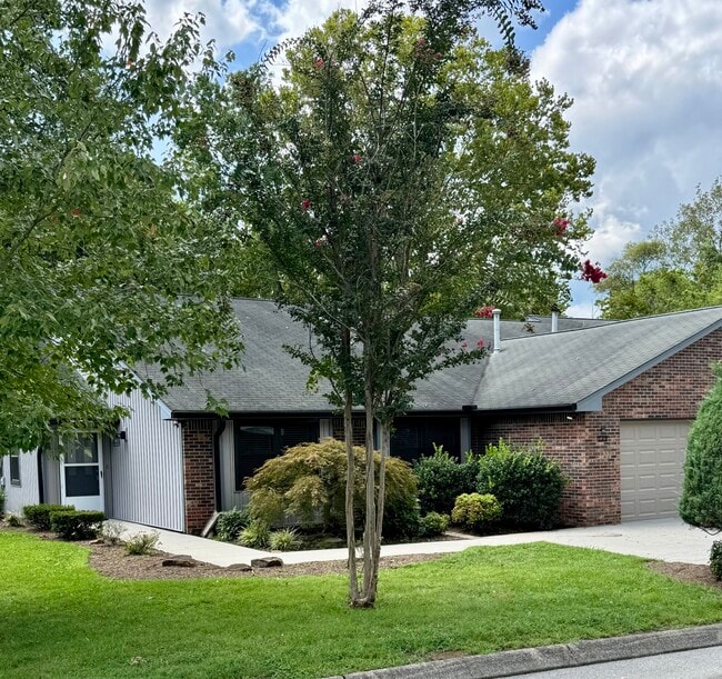 Building Photo - 133 Brandeis Ln