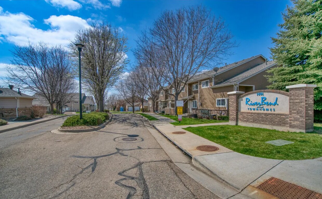 Primary Photo - 2 Bedroom & 2.5 Bath Townhouse