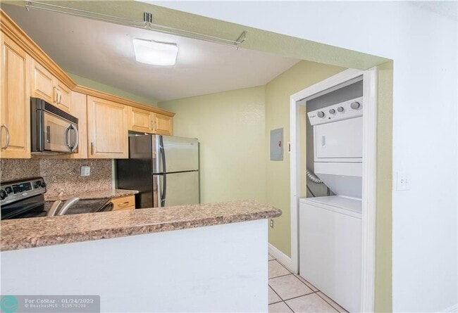 Building Photo - 690 W Park Dr