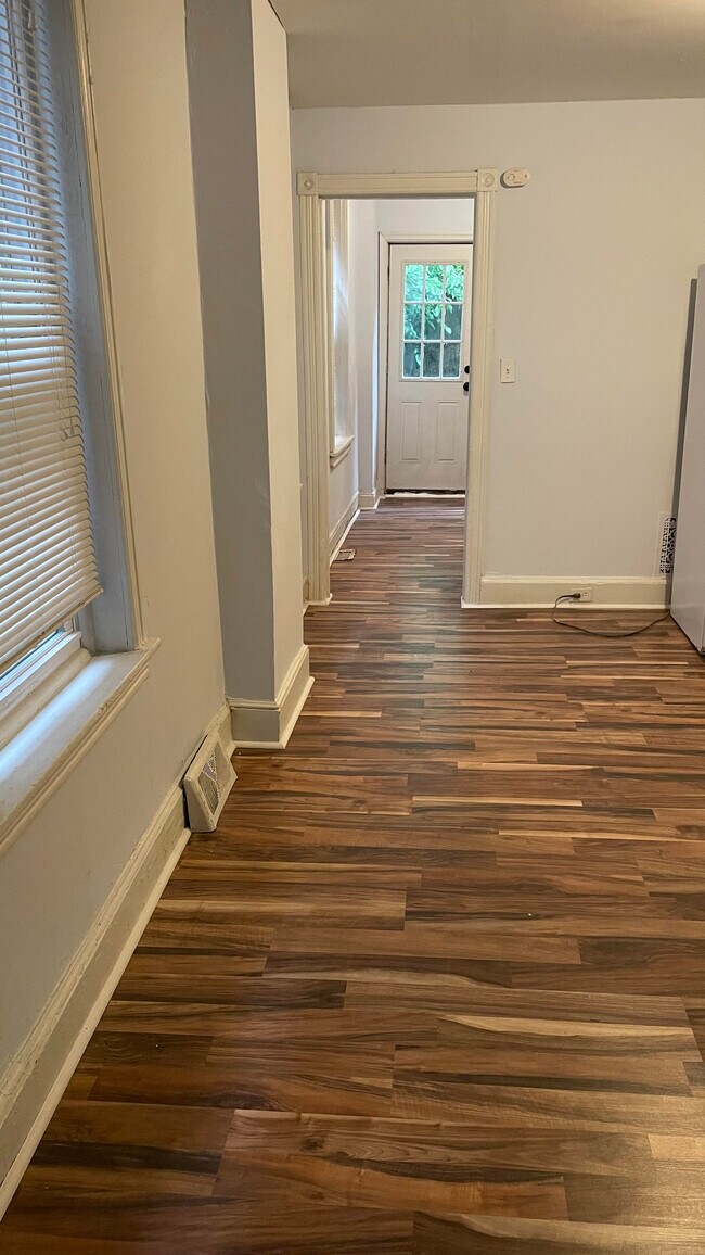 Foto del edificio - 517 N Franklin St