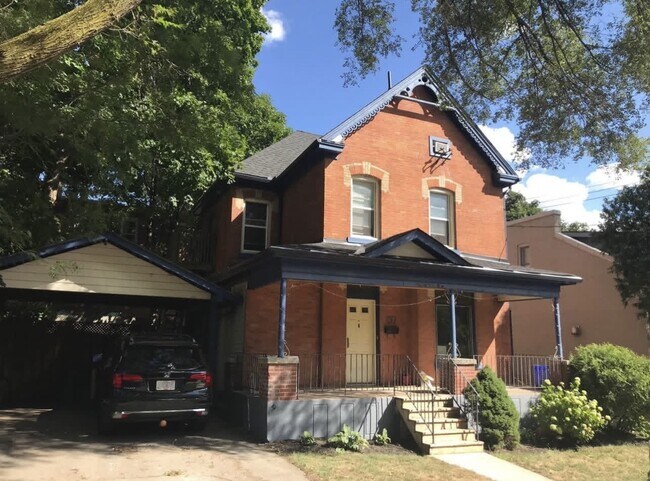 Photo du bâtiment - 157 Hess St S