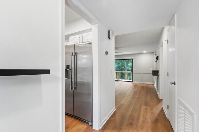 Foto del edificio - Rare Find: Updated and Modern End-Unit Tow...