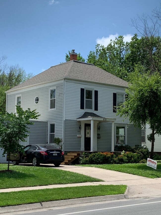 Building Photo - 810 E Normal St