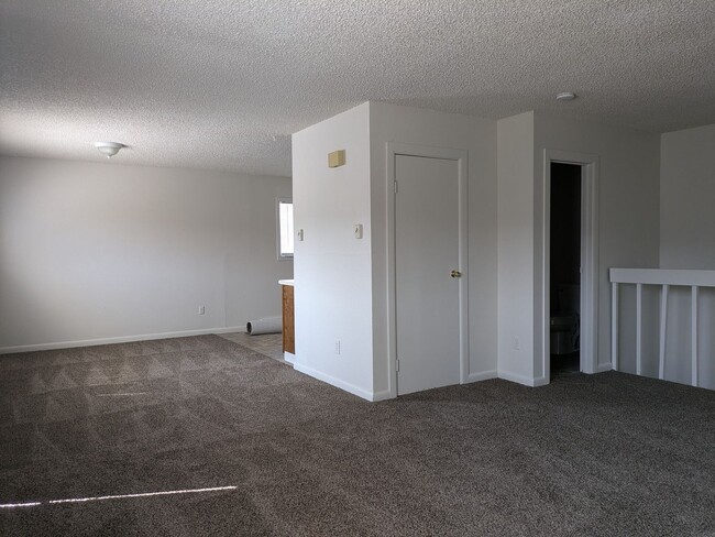 Building Photo - Darling Duplex!