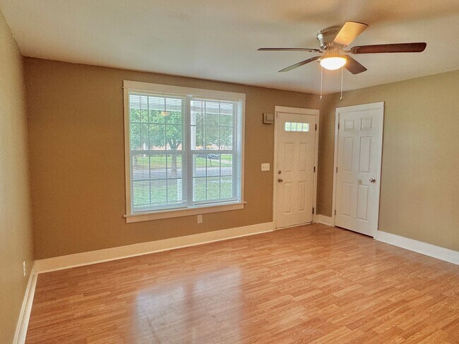 Foto del edificio - Charming 3-Bed, 2-Bath Home with Spacious ...