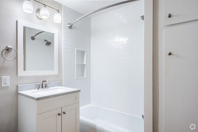2 habitaciones, 1 baño - 875 pies cuadrados - Baño - Royal Arms Apartments