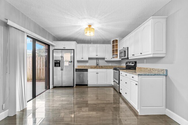 Building Photo - 1015 10th Ct