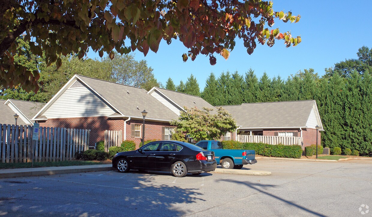 Foto del edificio - 2210 Old Buncombe Rd