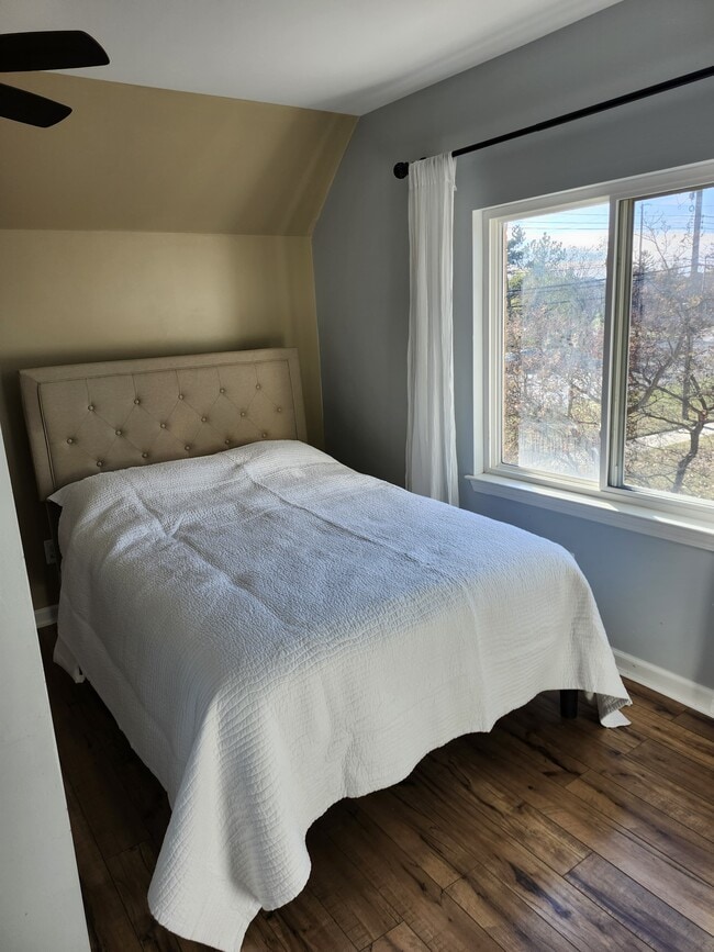 bedroom - 2475 E Maple Rd