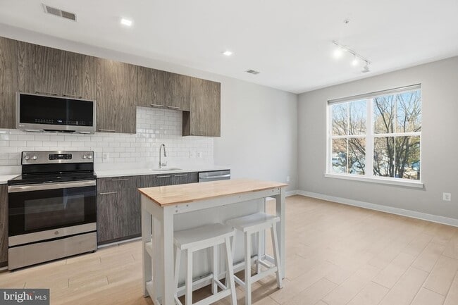 Building Photo - 989 S Buchanan St