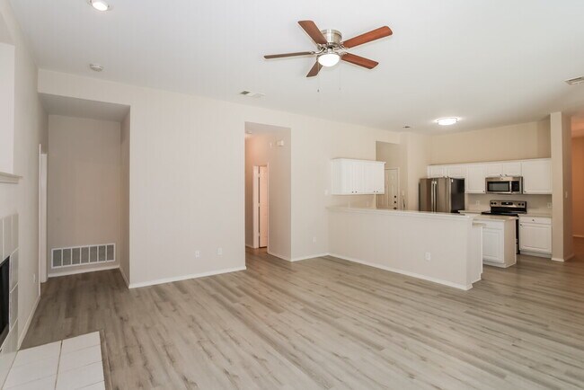 Foto del edificio - 240 Creekview Dr