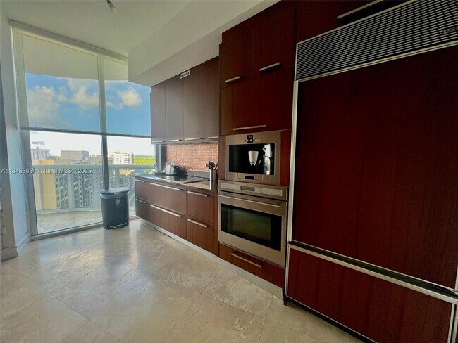 Building Photo - 16001 Collins Ave
