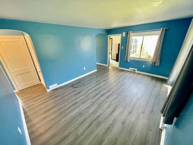 Building Photo - 613 Hickory Dr