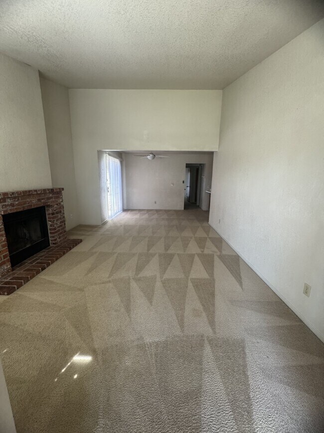 Foto del edificio - Two Bedroom Duplex Available Now!