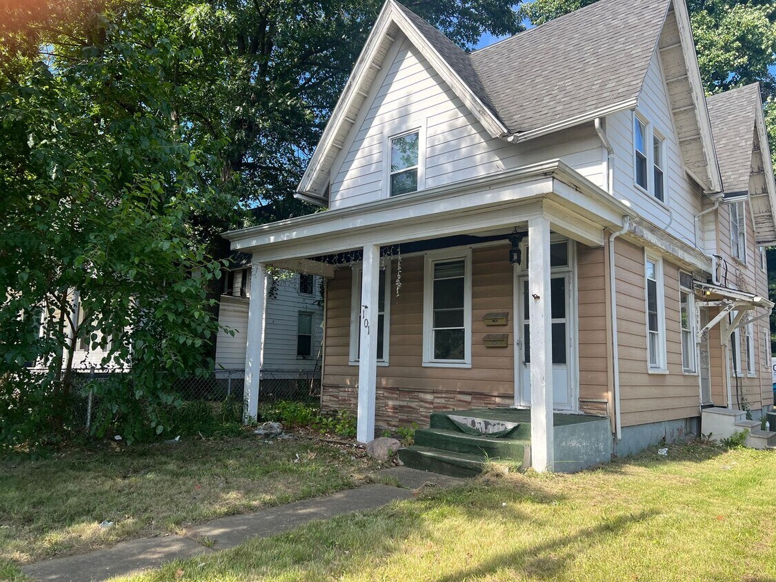 101 S Walnut St Unit 101 S. Walnut St., Springfield, IL 62704 Room