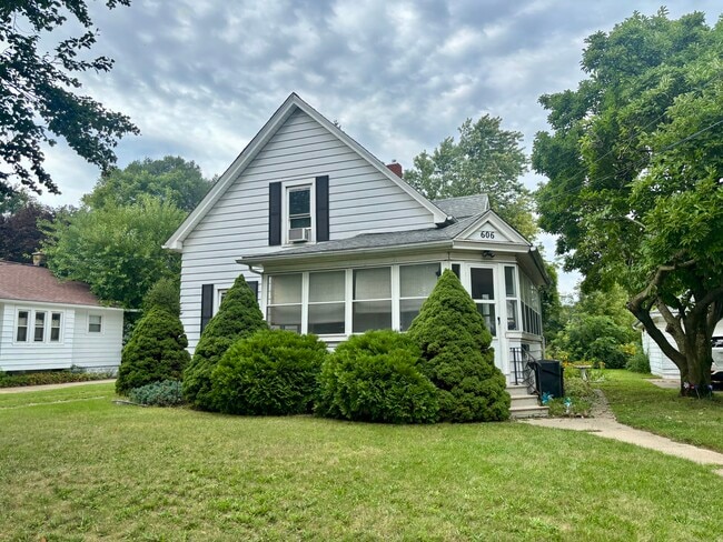 Building Photo - 606 Dewey Ave