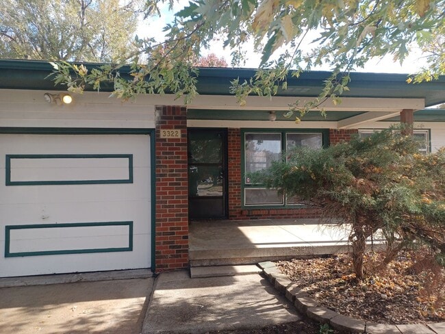 Foto del edificio - South Side 3 Bed 1 bath Home with Garage