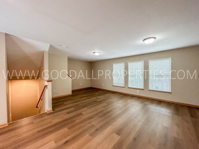 Foto del edificio - 2 Bedroom, 2.5 Bath Townhome in Urbandale with 2 car attached garage!