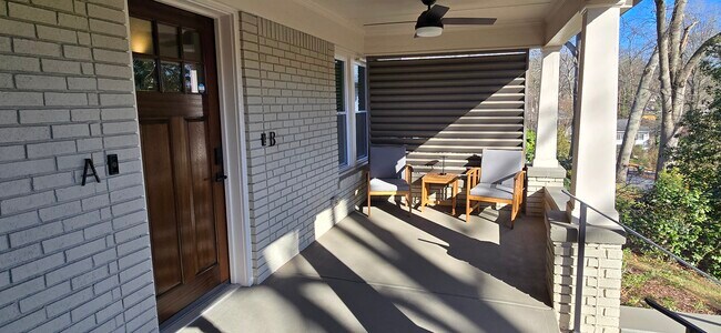 Porche delantero cubierto de la unidad B - 1224 Hosea L Williams Dr NE