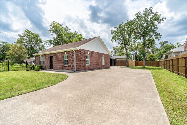 Building Photo - 4118 Topping St