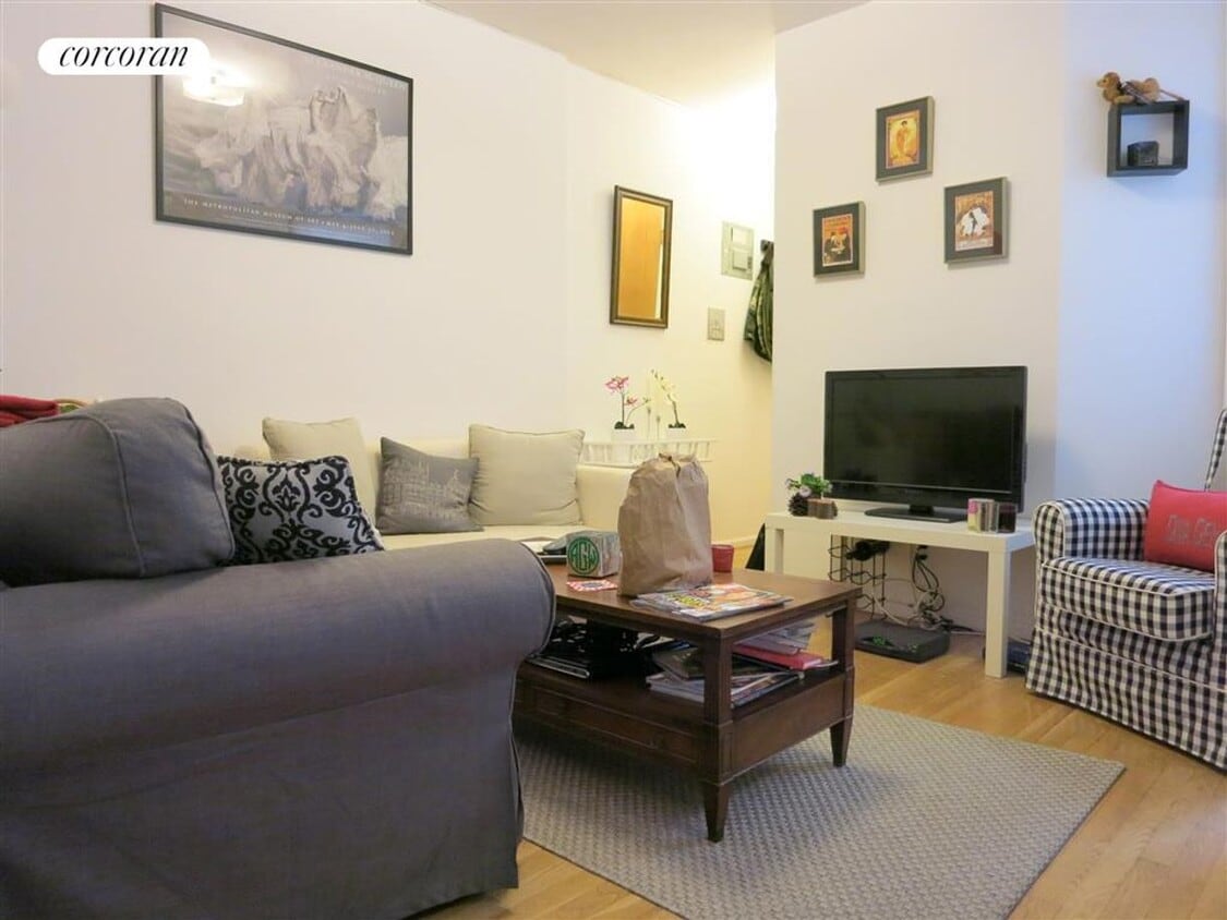 Foto principal - 542 E 82nd St