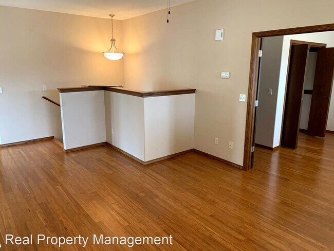Building Photo - 3 br, 2 bath House - 122 N 5th St.