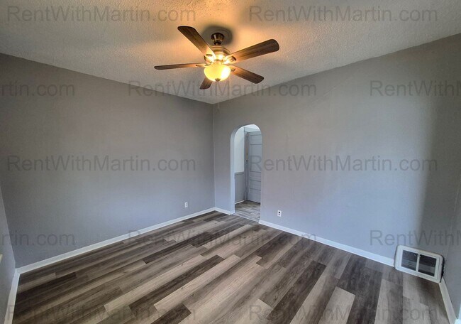 Foto del edificio - 310 N Frederick Ave
