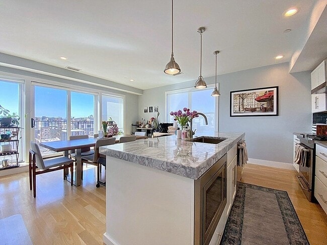 Building Photo - 150 W Broadway