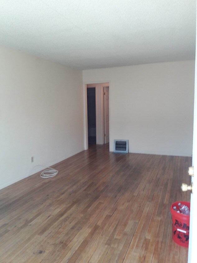 Primary Photo - 1834 N Hollywood Way