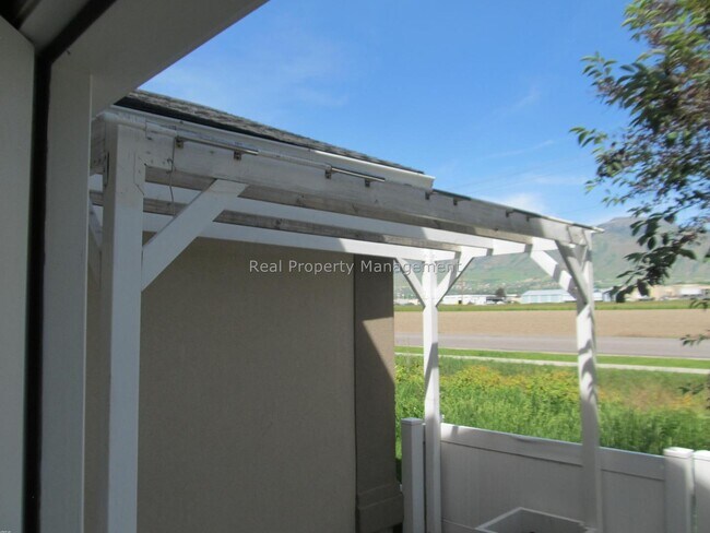 Foto del edificio - 2 br with bonus room!  beautiful townhouse end unit, available in April! Pet Friendly..