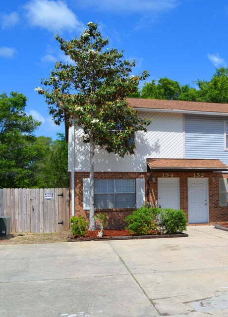 Building Photo - Charming 2-Bed Townhouse Retreat in Fort W...