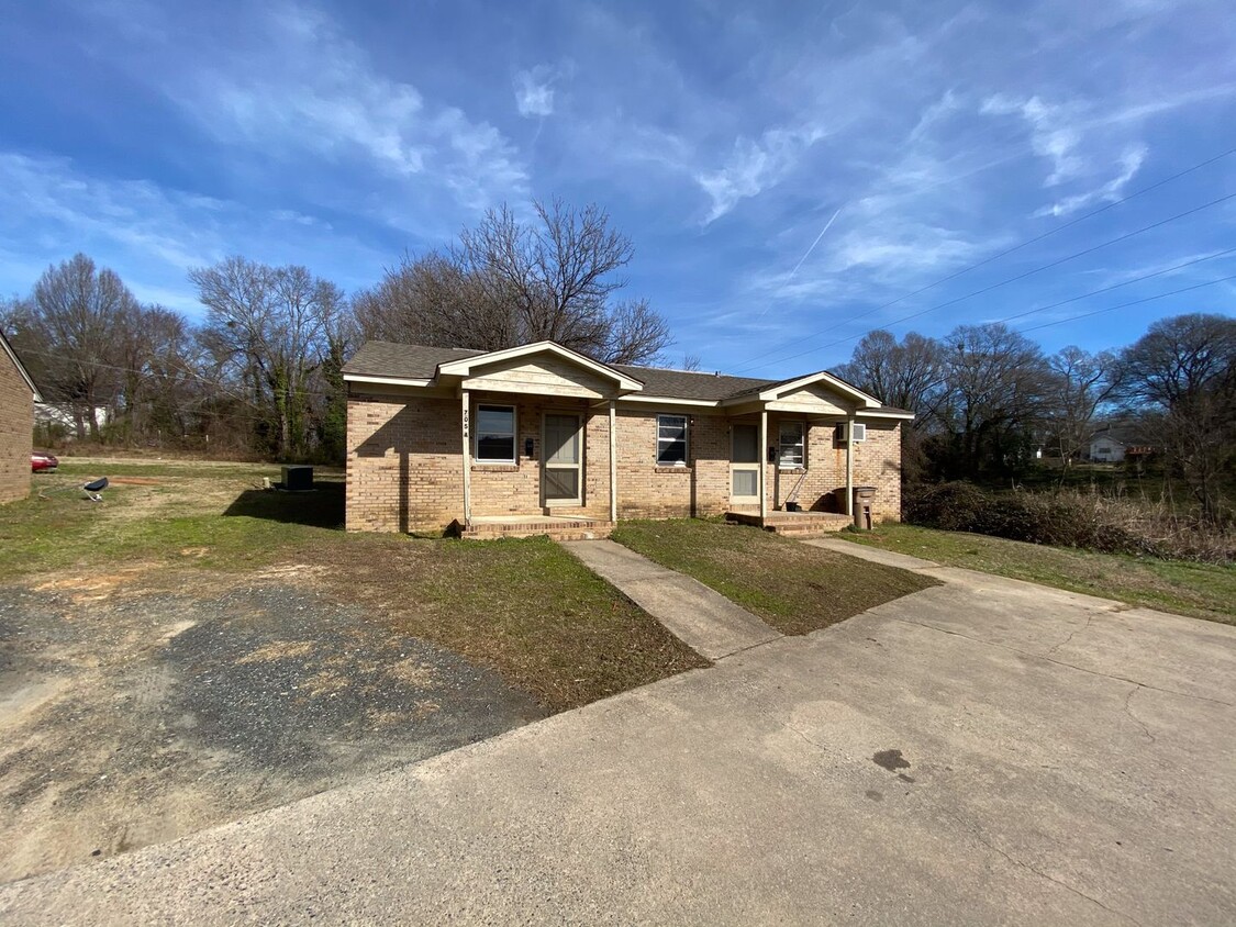 Foto principal - 2/1 Duplex inside city of Shelby, nc