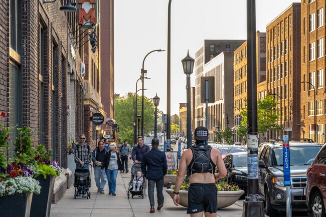 Washington Ave in North Loop is a bustling strip of restaurants and sight seers.