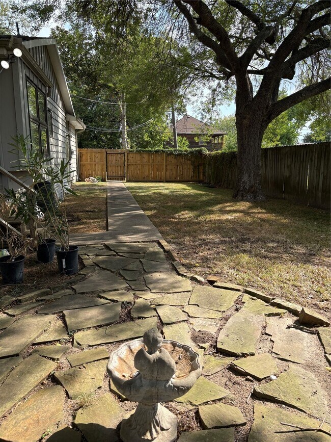 Building Photo - 302 West Dr