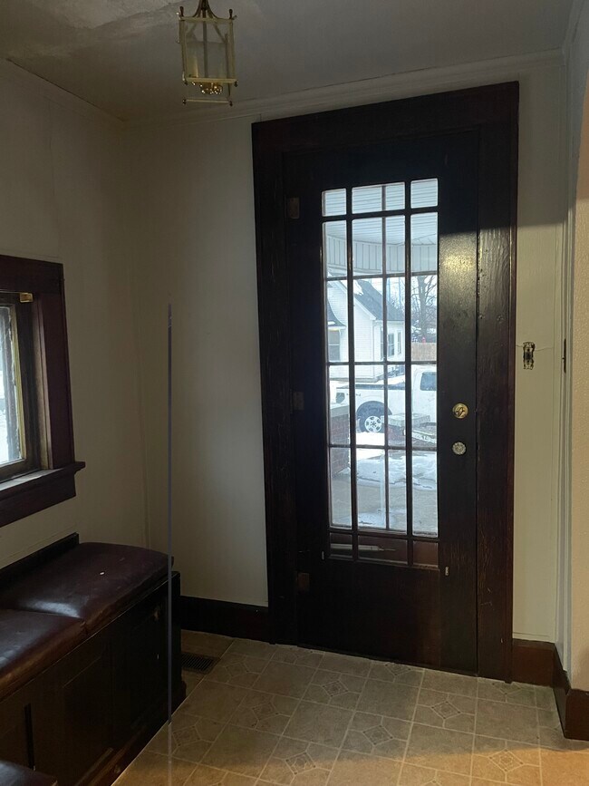 Pequeño asiento junto a la otra puerta. - 217 S Lawton St