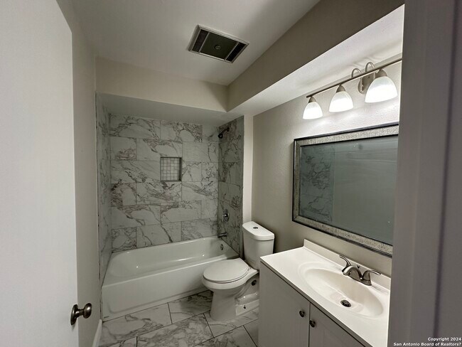 Foto del edificio - 5522 Grand Lake Dr