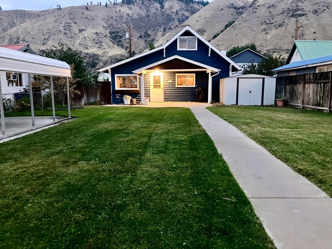 202 Perry St, Cashmere, WA 98815 House Rental in Cashmere, WA
