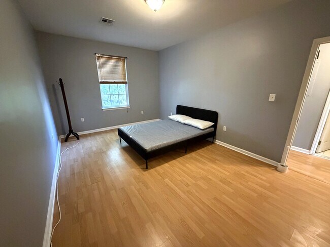 Foto del edificio - 372 Bramhall Ave