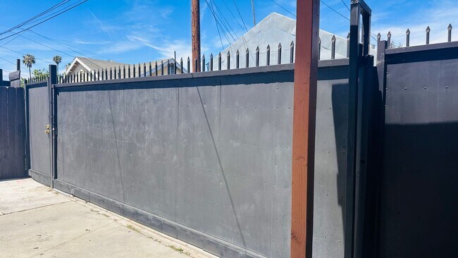 Foto del edificio - 1255 E 88th Pl