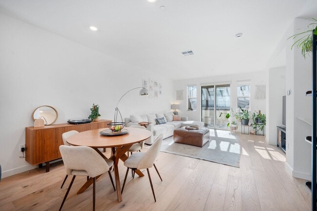 Foto del edificio - $3595.00 - Newer Large 3/2.5 Townhome in B...