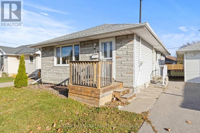 Building Photo - 14 Westmount Ave