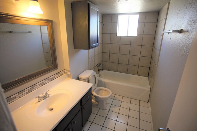 Building Photo - 2 Bed 1 Bath Duplex - Remodeled!