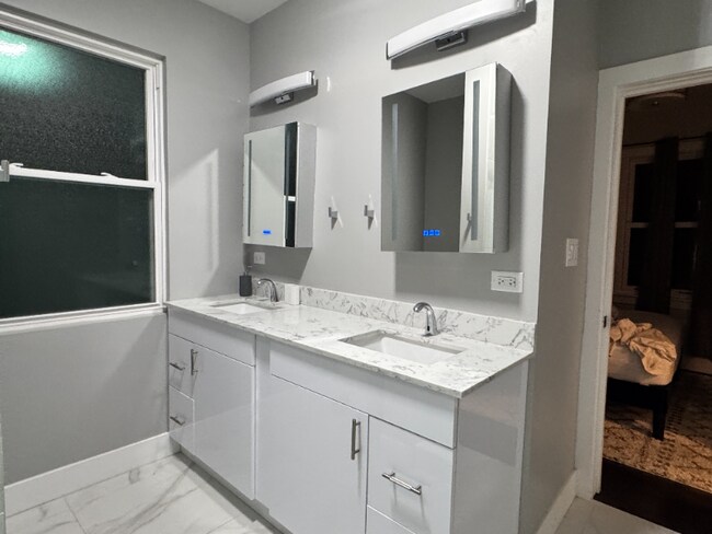 Foto del edificio - 3526 Lake St