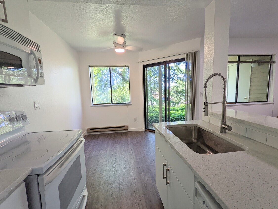 Kitchen/dining area - 9926 SE Talbert St