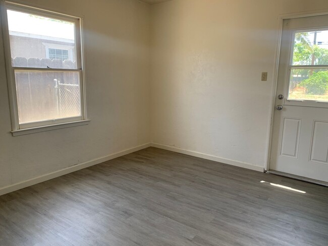 Foto del edificio - 2 Br 1 Ba Available Now