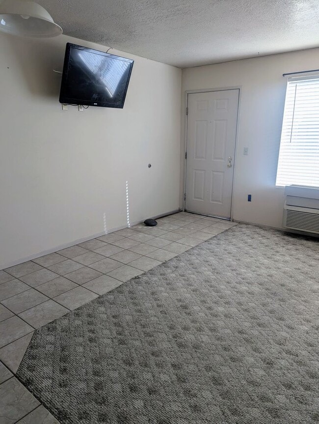 Building Photo - One Bedroom Smokey Lane Condo!