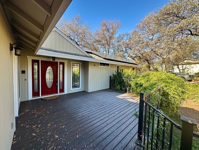 Foto del edificio - Beautiful 4-Bedroom Home with Stunning Vie...