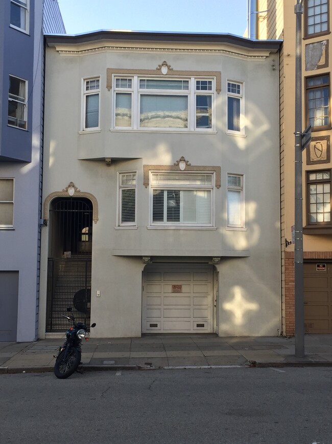 Top Floor Unit - 3139 Octavia St