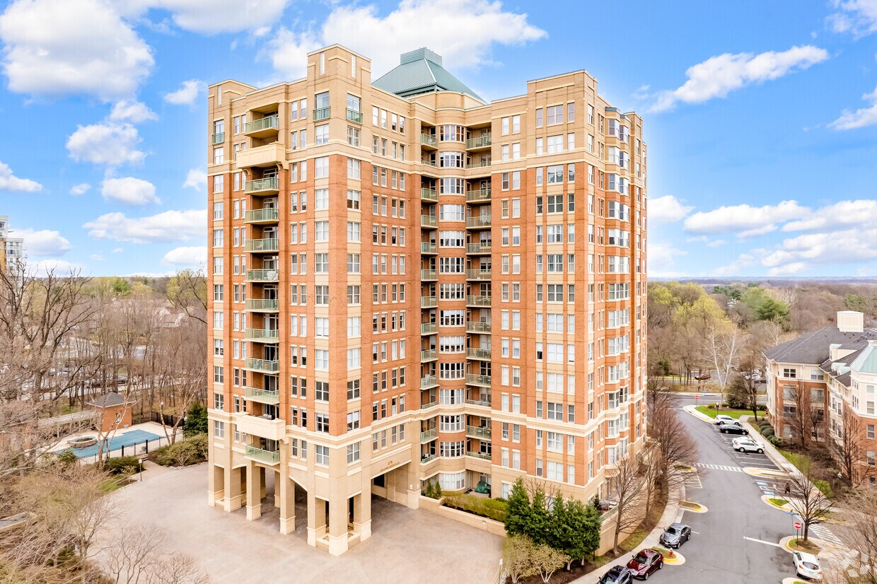 Stratford House Apartments in Reston, VA